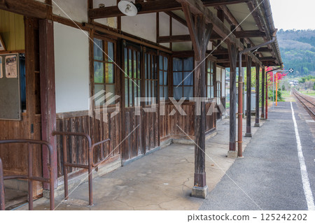 日本岡山縣新見市岩山站美麗的春天景色 125242202