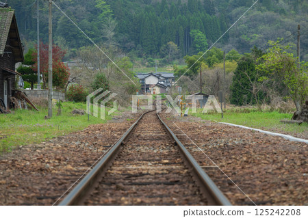 日本岡山縣新見市岩山站美麗的春天景色 125242208