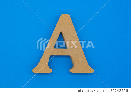 藍色背景上的字母 A 125242256