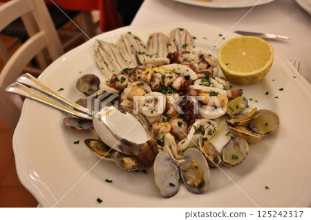 阿馬爾菲一家餐廳的意大利海鮮醃料 125242317