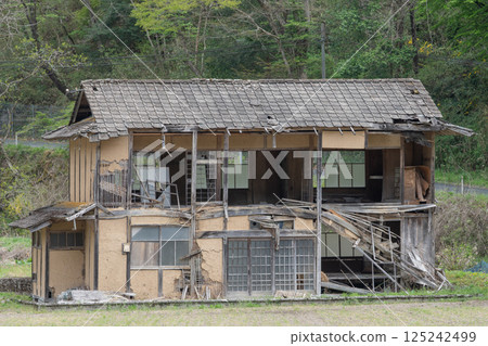 日本岡山縣新見市的一座非常古老而美麗的建築 125242499