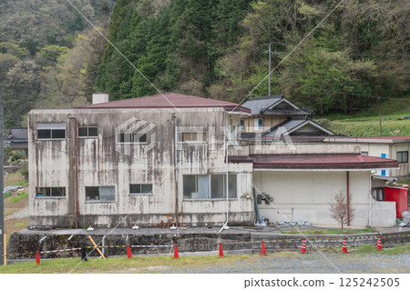 日本岡山縣新見市的一座非常古老而美麗的建築 日本岡山縣新見市的一座非常古老而美麗的建築 125242505