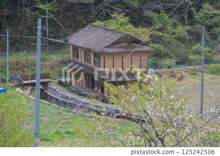 日本岡山縣新見市的一座非常古老而美麗的建築 日本岡山縣新見市的一座非常古老而美麗的建築 125242506