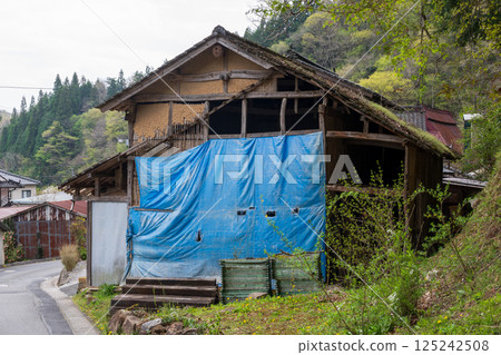 日本岡山縣新見市的一座非常古老而美麗的建築 日本岡山縣新見市的一座非常古老而美麗的建築 125242508