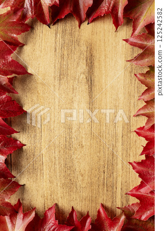 Thanksgiving background with leaves on wooden 125242582