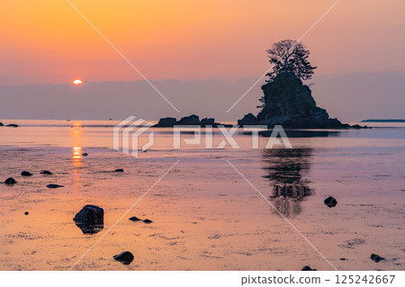 (Toyama Prefecture) Amaharashi Coast, Onnaiwa Rock, Sunrise over the Tateyama Mountain Range 125242667