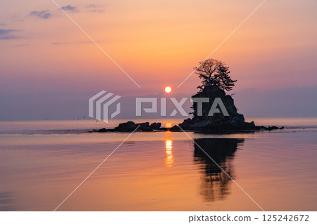 (Toyama Prefecture) Amaharashi Coast, Onnaiwa, Sunrise (Toyama Prefecture) Amaharashi Coast, Onnaiwa, Sunrise 125242672