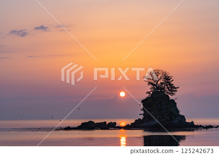 (Toyama Prefecture) Amaharashi Coast, Onnaiwa, Sunrise (Toyama Prefecture) Amaharashi Coast, Onnaiwa, Sunrise 125242673