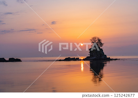 (富山縣)雨晴海岸、恩內岩、日出 (富山縣)雨晴海岸、恩內岩、日出 125242677