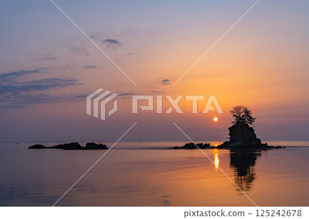 (Toyama Prefecture) Amaharashi Coast, Onnaiwa, Sunrise (Toyama Prefecture) Amaharashi Coast, Onnaiwa, Sunrise 125242678