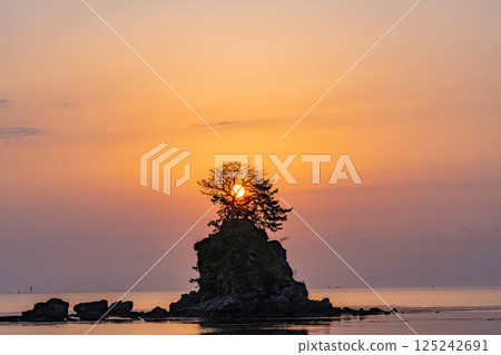 (Toyama Prefecture) Amaharashi Coast, Onnaiwa, Taiyo (Toyama Prefecture) Amaharashi Coast, Onnaiwa, Taiyo 125242691