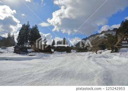 Beautiful snowy landscape of Ainokura Gassho-style village in mid-winter 125242953