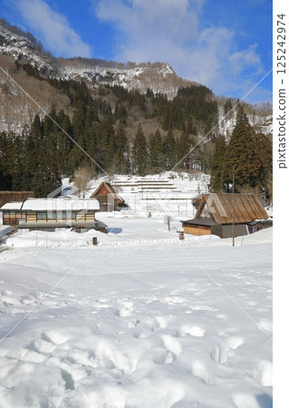 Winter scenery of Ainokura Gassho-style village seen from the top of a hill 125242974