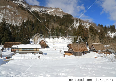 從山頂眺望相倉合掌村的雪景 125242975