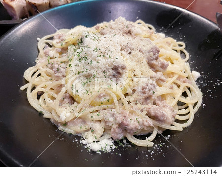 Creamy spaghetti with sausage and lemon Creamy spaghetti with sausage and lemon 125243114