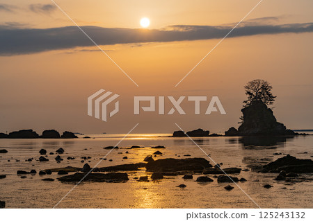 (Toyama Prefecture) Amaharashi Beach Sunrise 125243132