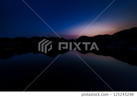 After sunset, the lake surface turns a sunset color at Nara Nunome Dam ⑤ 125243296