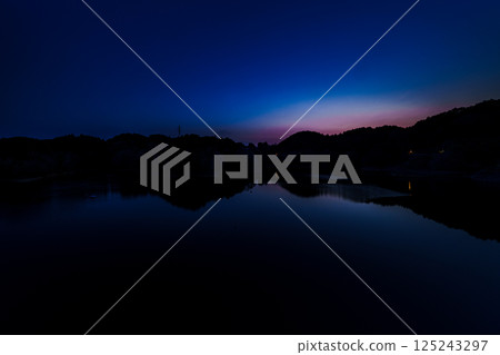 After sunset, the lake surface turns a sunset color at Nara Nunome Dam➅ 125243297