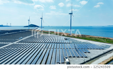 風能和太陽能混合發電廠的鳥瞰圖 風能和太陽能混合發電廠的鳥瞰圖 125243509