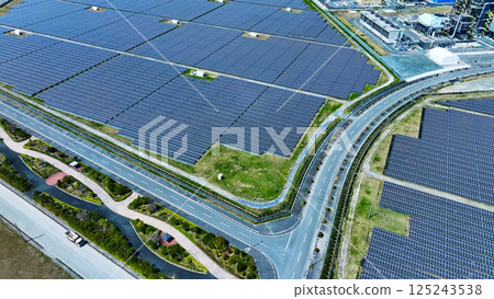 巨型太陽能發電廠和工廠的鳥瞰圖 125243538