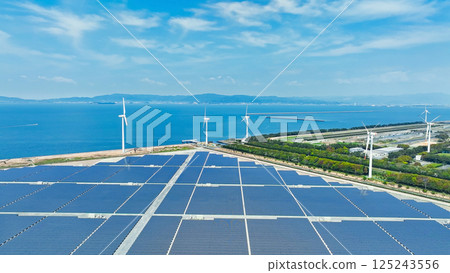 風能和太陽能混合發電廠的鳥瞰圖 125243556