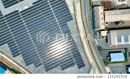 工廠和巨型太陽能發電廠的鳥瞰圖 125243559