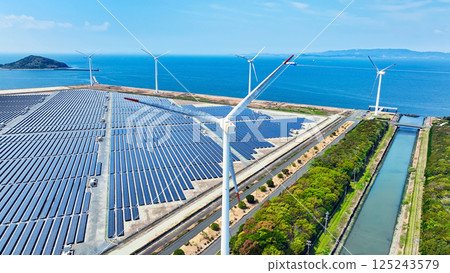 帶有風力渦輪機和太陽能電池板的混合動力發電廠的鳥瞰圖 125243579