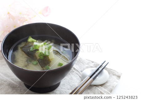裙帶菜和豆腐味噌湯 125243823