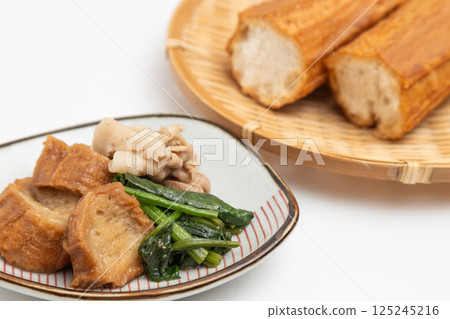 油麵筋和煮熟的油麵筋的庫存照片 油麵筋和煮熟的油麵筋的庫存照片 125245216