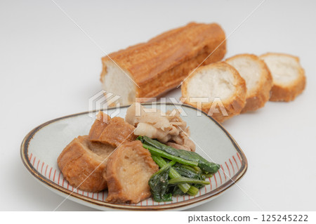 油麵筋和煮熟的油麵筋的庫存照片 油麵筋和煮熟的油麵筋的庫存照片 125245222