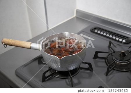 Cooking boiled chestnuts with autumn taste 125245485