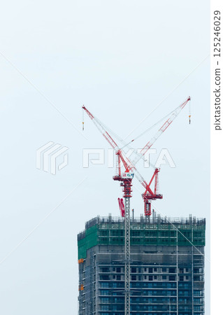 在公寓建造場所的起重機 在公寓建造場所的起重機 125246029