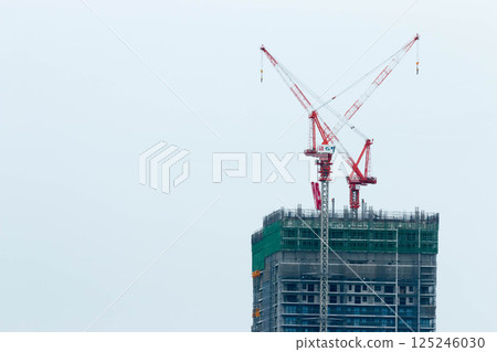 在公寓建造場所的起重機 125246030