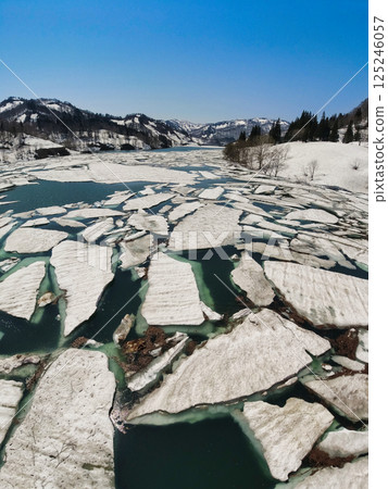 Snow flowing, a seasonal sight in spring at Harama River Dam in Uonuma City 125246057