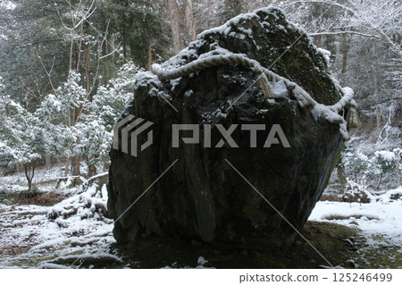 白雪皚皚的岩洞 白雪皚皚的岩洞 125246499