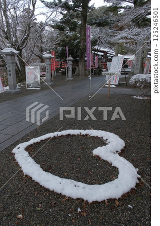 Heart-shaped snowflakes Heart-shaped snowflakes 125246501