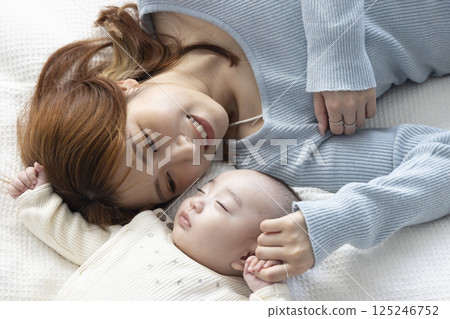 Mama sleeping baby Mama sleeping baby 125246752
