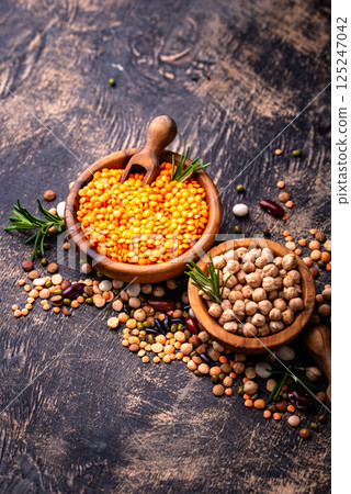 Beans, lentils, soybean, pea and chickpea 125247042