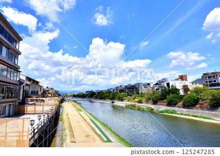 Kyoto Kamo River, summer scenery of the Kamo River, summer scenery of Kyoto Kyoto Kamo River, summer scenery of the Kamo River, summer scenery of Kyoto 125247285