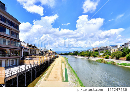 京都鴨川，鴨川的夏日風景，京都的夏日風景 125247286