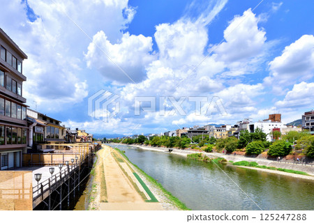 京都鴨川,鴨川的夏日風景,京都的夏日風景 京都鴨川,鴨川的夏日風景,京都的夏日風景 125247288