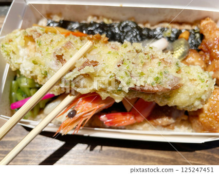 Fried seaweed in a nori bento 125247451