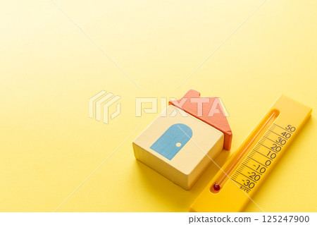 Thermometer and house: Image of indoor temperature 125247900