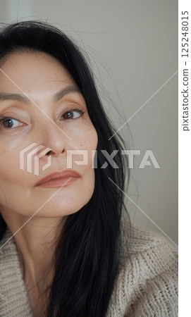 Beuaty old woman healthy skin for wrinkle antiaging skincare treatment routine 125248015