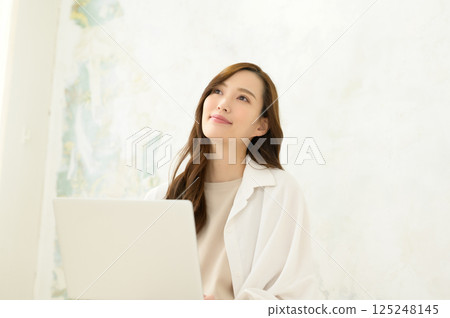 一位女士在膝蓋上操作筆記型電腦 一位女士在膝蓋上操作筆記型電腦 125248145