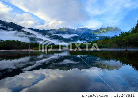 從上高地大正池眺望穗高山脈 125248611