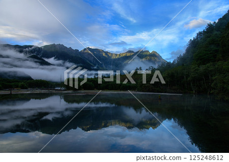 從上高地大正池眺望穗高山脈 從上高地大正池眺望穗高山脈 125248612