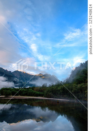 從上高地大正池眺望穗高山脈 從上高地大正池眺望穗高山脈 125248614