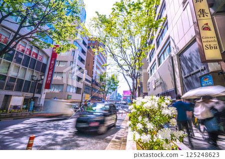 日本東京城市景觀:從綠意盎然的宮山坂眺望澀谷站和宮山坂下交叉路口 日本東京城市景觀:從綠意盎然的宮山坂眺望澀谷站和宮山坂下交叉路口 125248623