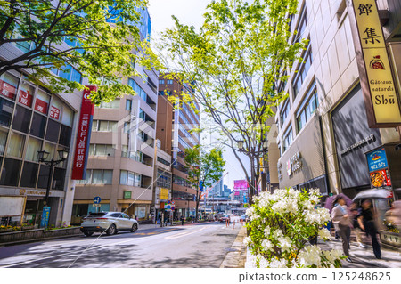 日本東京城市景觀:從綠意盎然的宮山坂眺望澀谷站和宮山坂下交叉路口 日本東京城市景觀:從綠意盎然的宮山坂眺望澀谷站和宮山坂下交叉路口 125248625